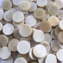 Petits jetons de corne diam�tre 18 mm, �p 3 mm, 100gr (~80jetons) 