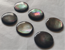 Lot de 6 jetons nacre noire, polis, diam 26.5 mm, p 3.5 mm, bords arrondis