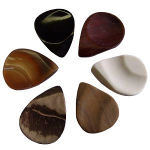 Picks 6 pieces assortment (blond horn, black horn, olive wood, bone, coconut wood, exotic wood)